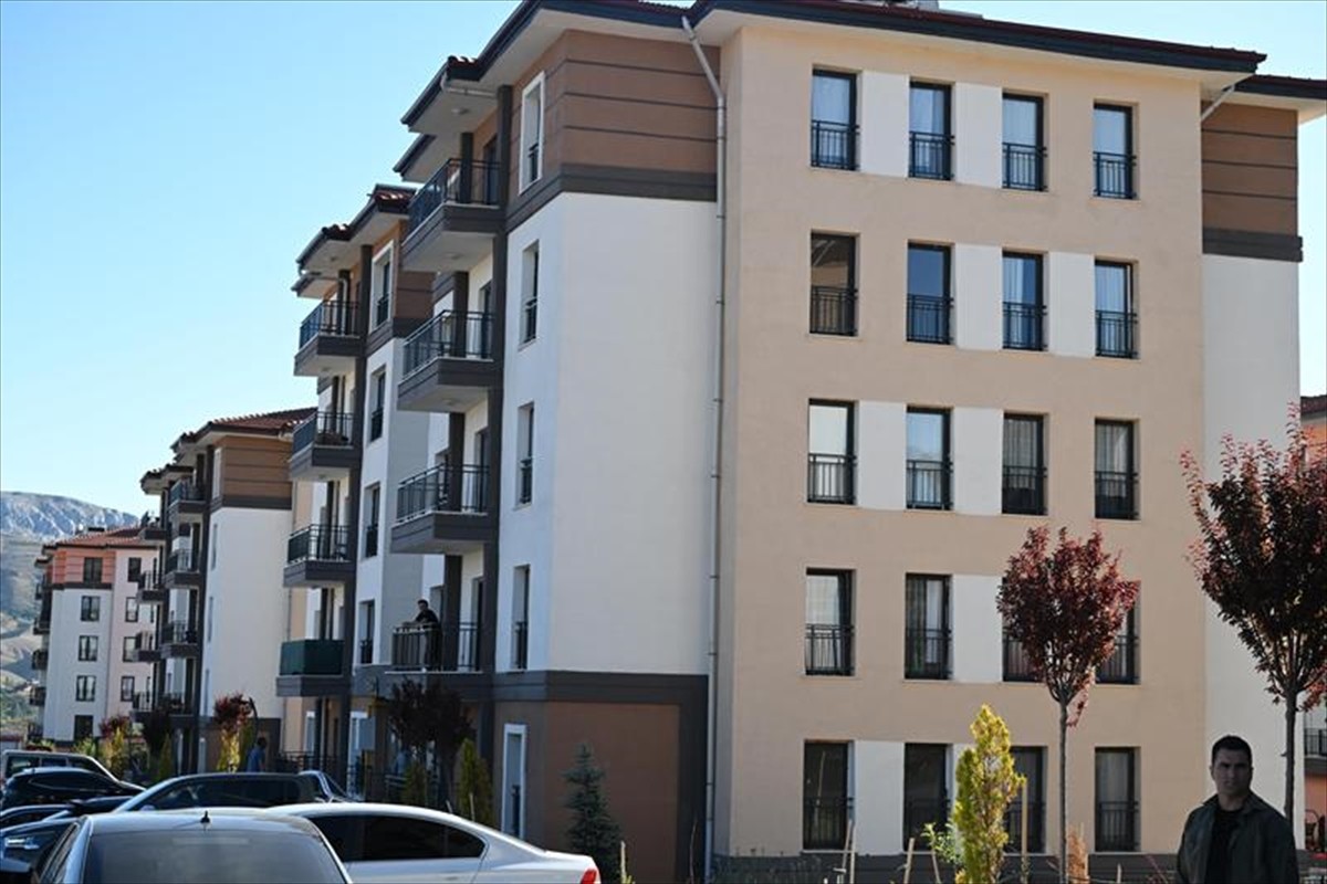 Malatya Valiliğince, kentte 35 bin 500 deprem konutunun hak sahiplerine teslim edildiği...