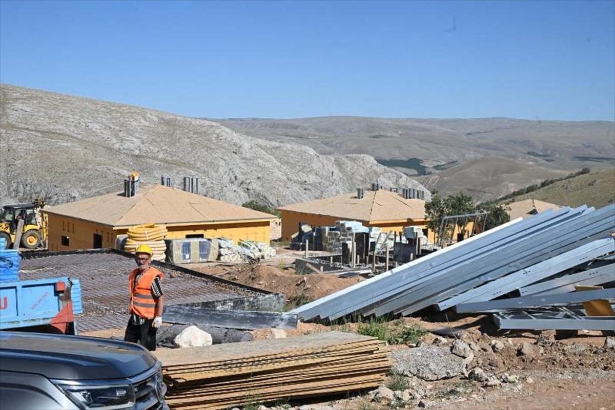 Malatya Valiliğince, kentte 35 bin 500 deprem konutunun hak sahiplerine teslim edildiği...