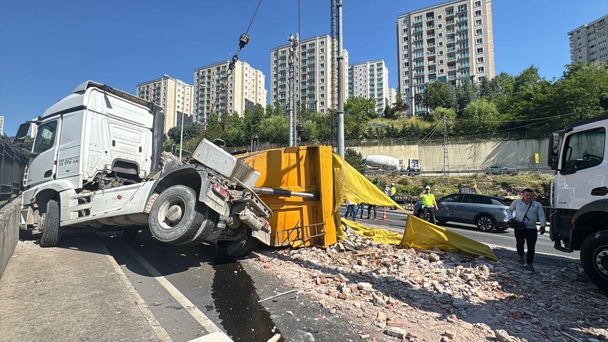 Maltepe'de hafriyat kamyonunun damperinin devrilmesi sonucu yol trafiğe kapatıldı.