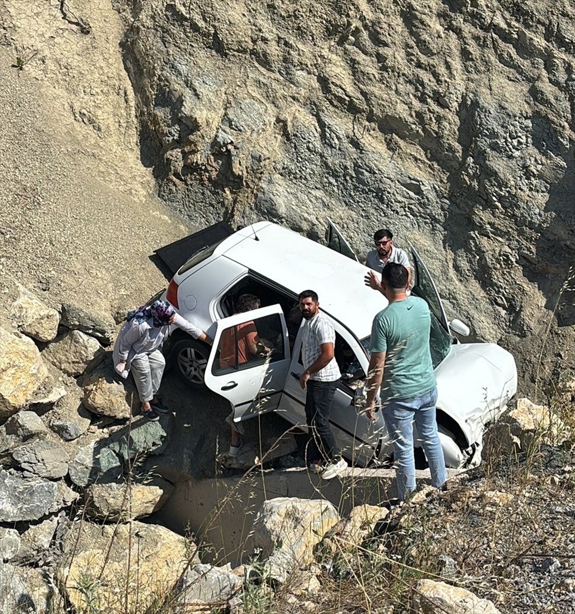 Manisa'nın Akhisar ilçesinde menfeze düşen otomobildeki 12 yaşındaki çocuk hayatını kaybetti...