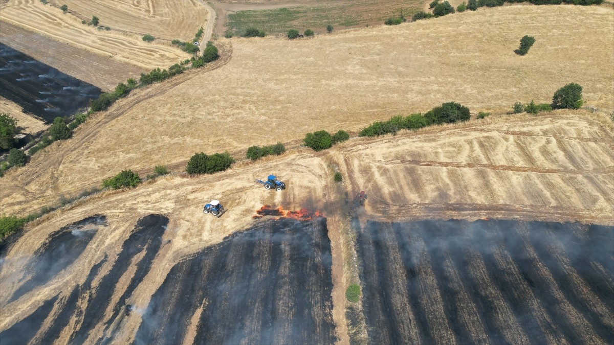 Manisa'nın Kula ilçesinde buğday tarlasında çıkan yangın, ekiplerin müdahalesiyle kontrol altına...