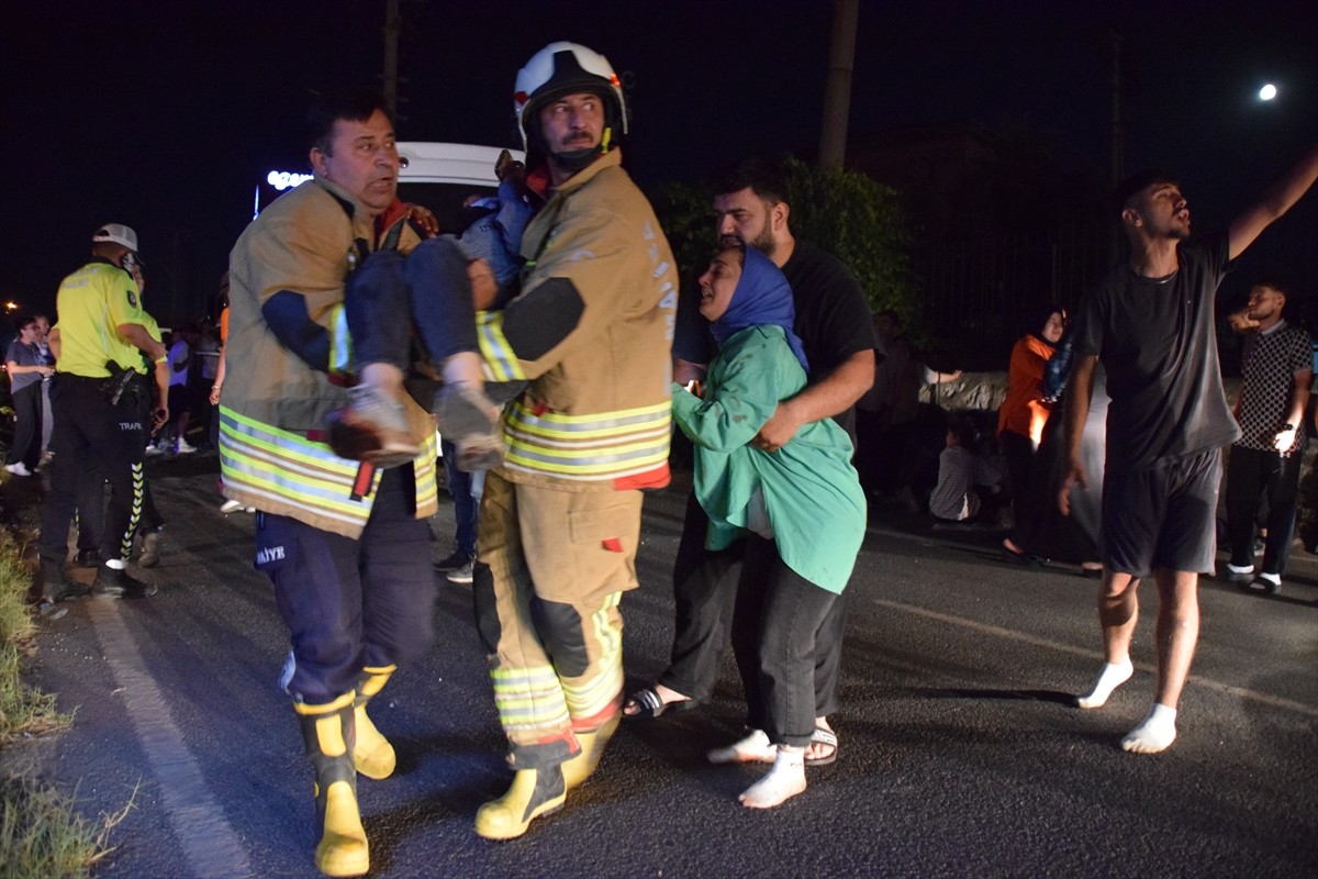 Manisa'nın Turgutlu ilçesinde işçi servisinin park halindeki tıra arkadan çarpması sonucu 5'i ağır...
