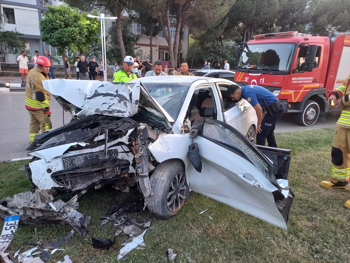 Manisa'nın Yunusemre ilçesinde ağaca çarpan otomobilin sürücüsü ağır yaralandı.  İhbar üzerine...
