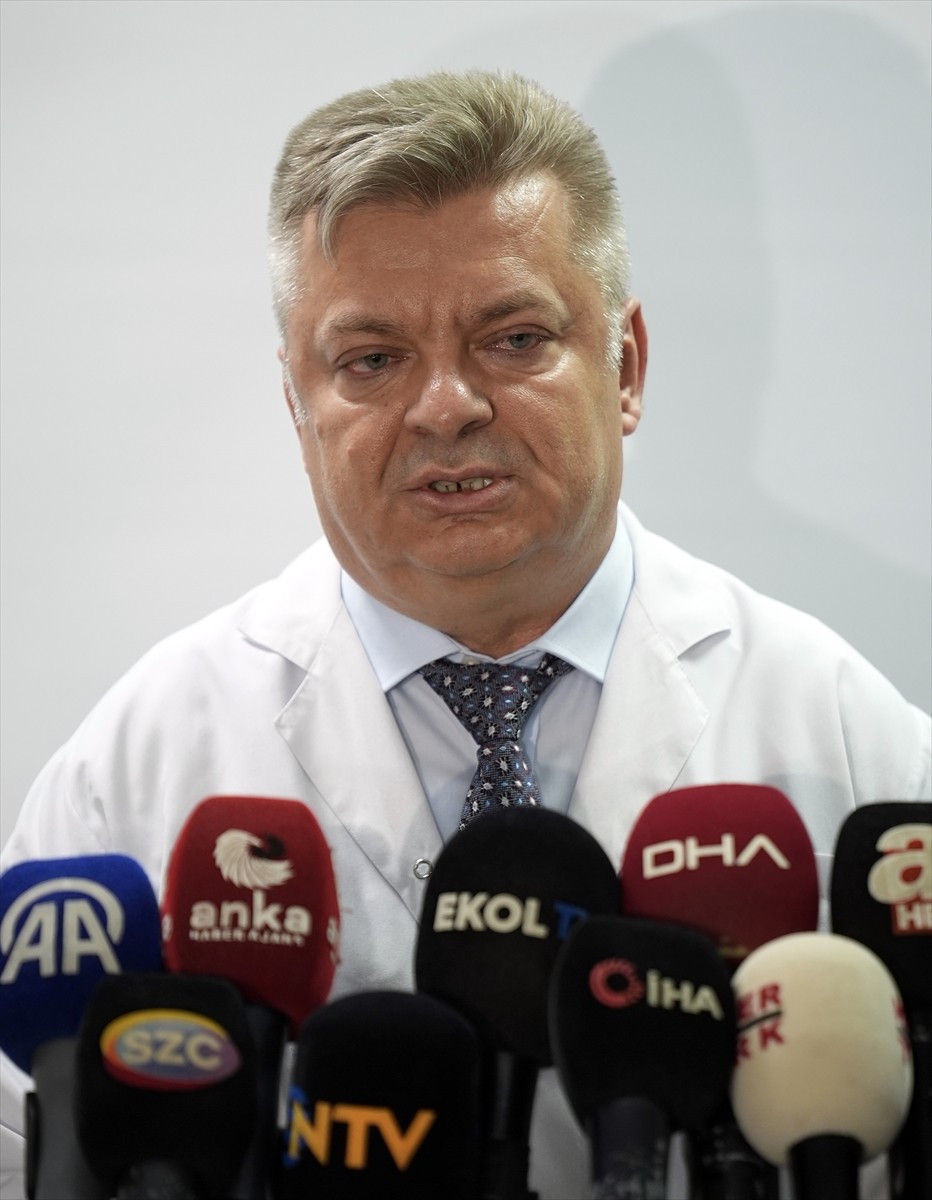 Manisa Celal Bayar Üniversitesi Hafsa Sultan Hastanesi Başhekimi Prof. Dr. İsmet Topçu, dün gece...