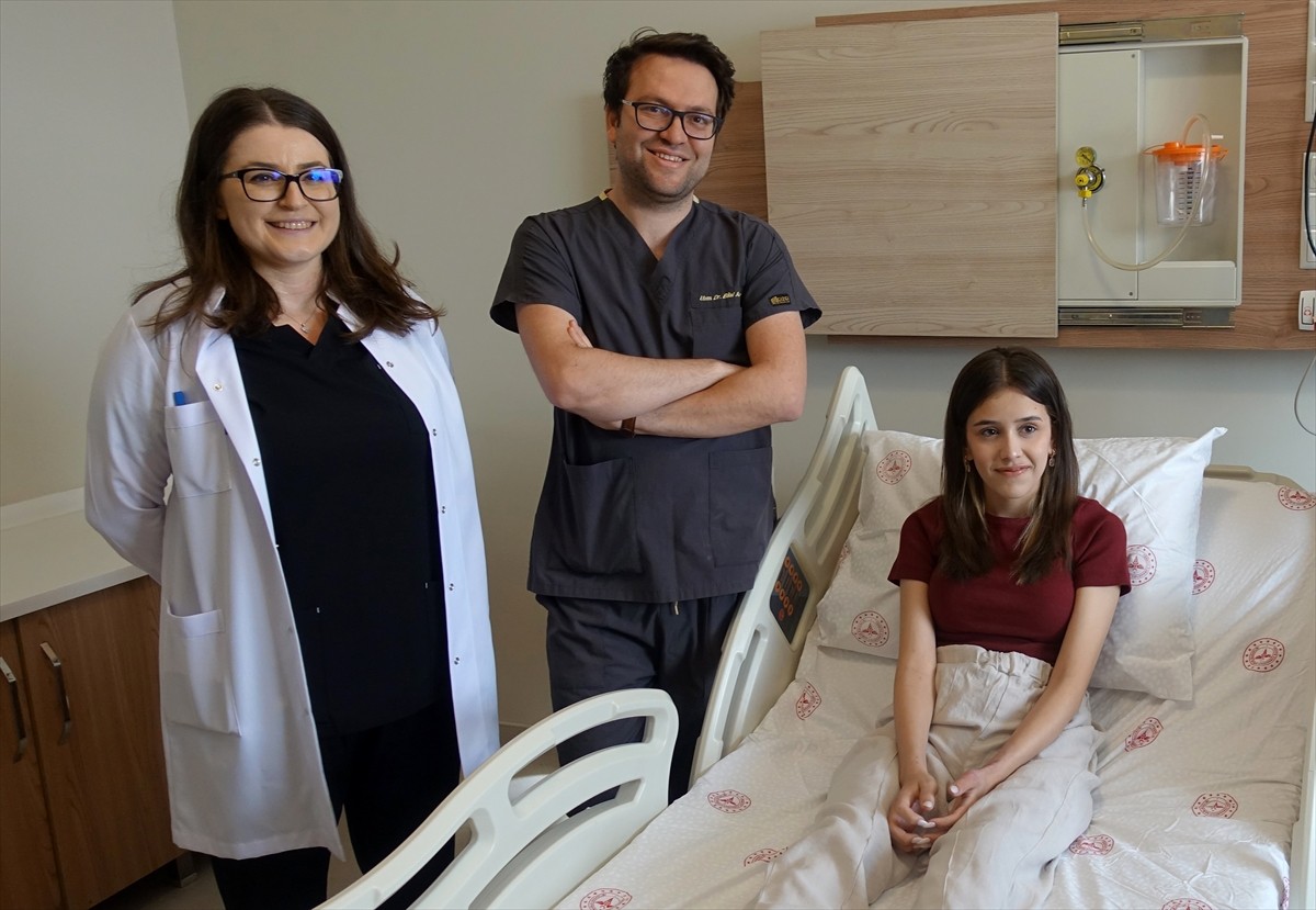 Manisalı 15 yaşındaki voleybolcu Zeynep Seren Çetin'in (sağda) yanık nedeniyle kesilme ihtimali...