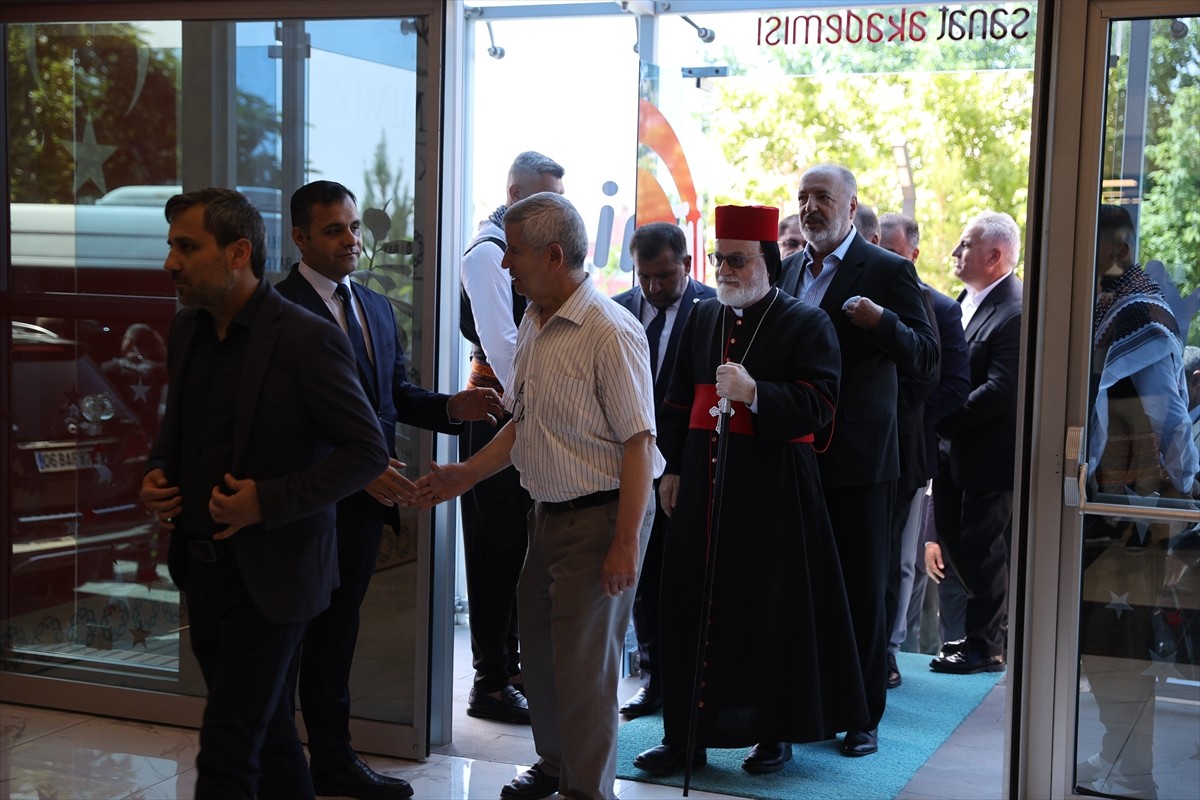 Mardin'de Kurban Bayramı dolayısıyla düzenlenen bayramlaşma programında, farklı dine mensup...