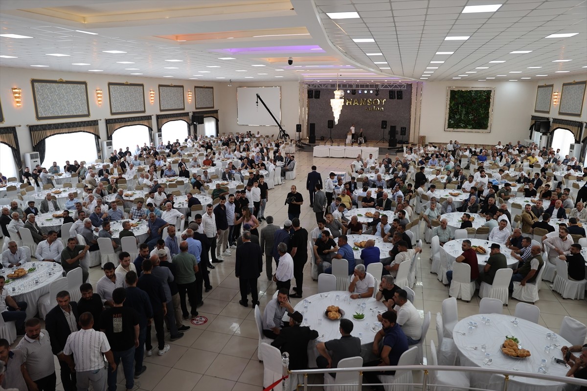 Mardin'in merkez Artuklu ilçesinde aralarında husumet bulunan iki aile barıştırıldı. Bir düğün...