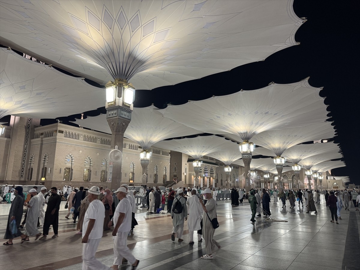 Mekke'de hac vazifesini tamamlayarak Kabe'ye veda eden hacıların, Hazreti Muhammed'in nuruyla...