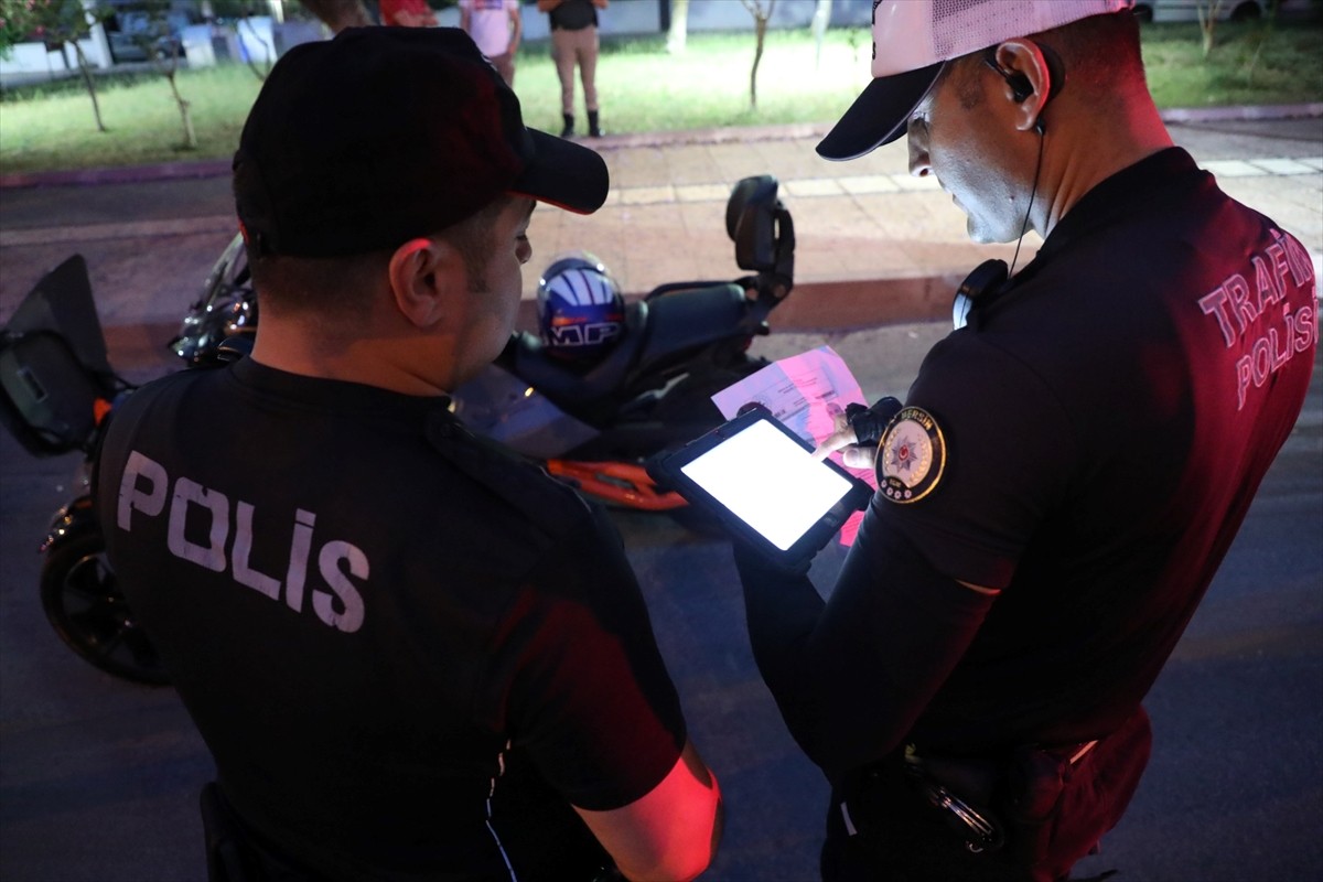 Mersin'de polis ekiplerince yapılan bir haftalık denetimde 5 bin 179 motosiklet sürücüsüne 22...