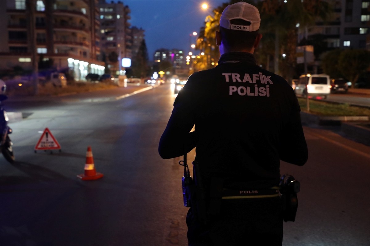 Mersin'de polis ekiplerince yapılan bir haftalık denetimde 5 bin 179 motosiklet sürücüsüne 22...