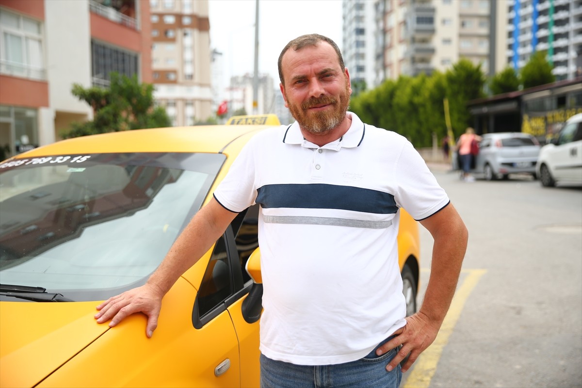 Mersin'de sürücüsünün el freni çekmeyi unutması nedeniyle hareket eden otomobili, taksici...