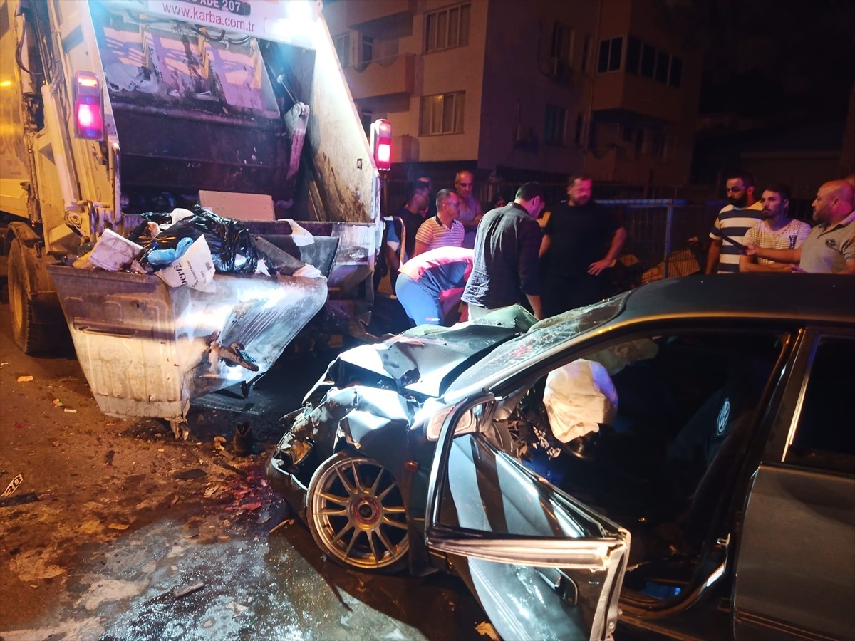 Mersin'in Anamur ilçesinde, otomobilin belediye ait çöp toplama kamyonuna çarpması sonucu 1...