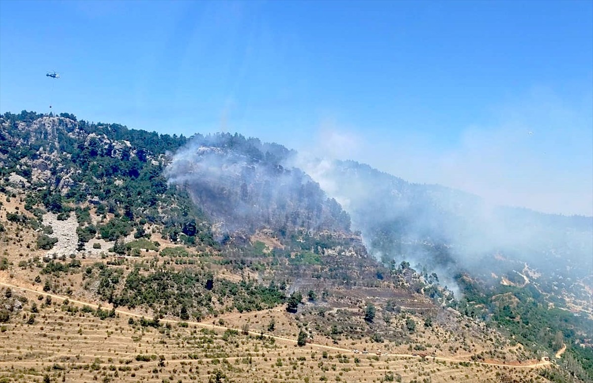 Mersin'in Bozyazı ilçesinde, ormanlık alanda çıkan yangına havadan ve karadan müdahale...