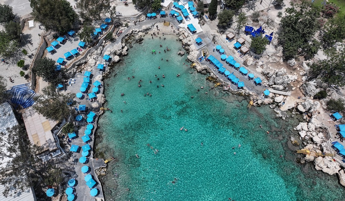 Mersin'in Erdemli ve Silifke ilçelerindeki plajlarda Kurban Bayramı tatili dolayısıyla...