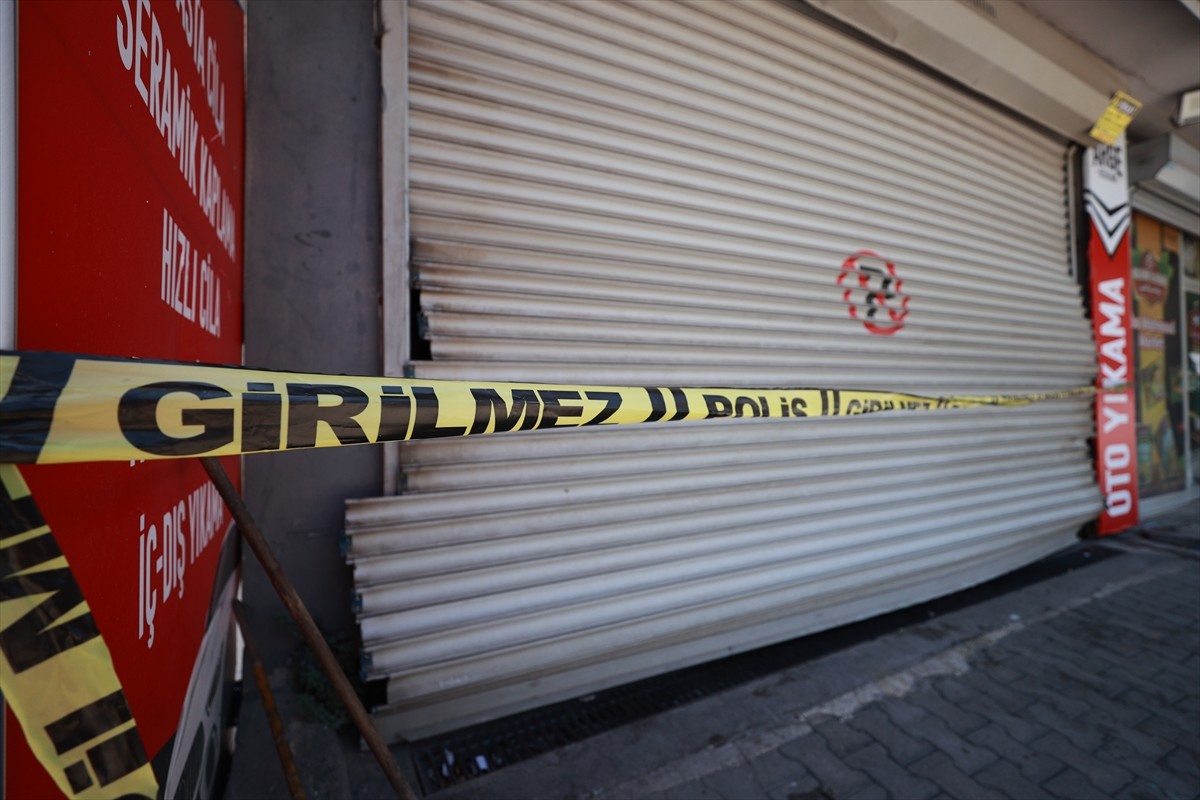 Mersin'in Toroslar ilçesindeki bir oto yıkamacıda 4 gencin cesedi bulundu.