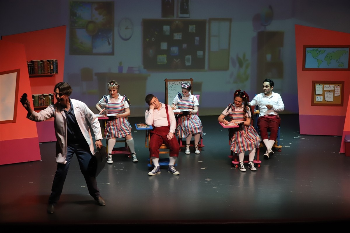 Metin Bayram'ın yazıp sahneye koyduğu tek perdelik çocuk oyunu, Samsun Kültür Yolu Festivali...