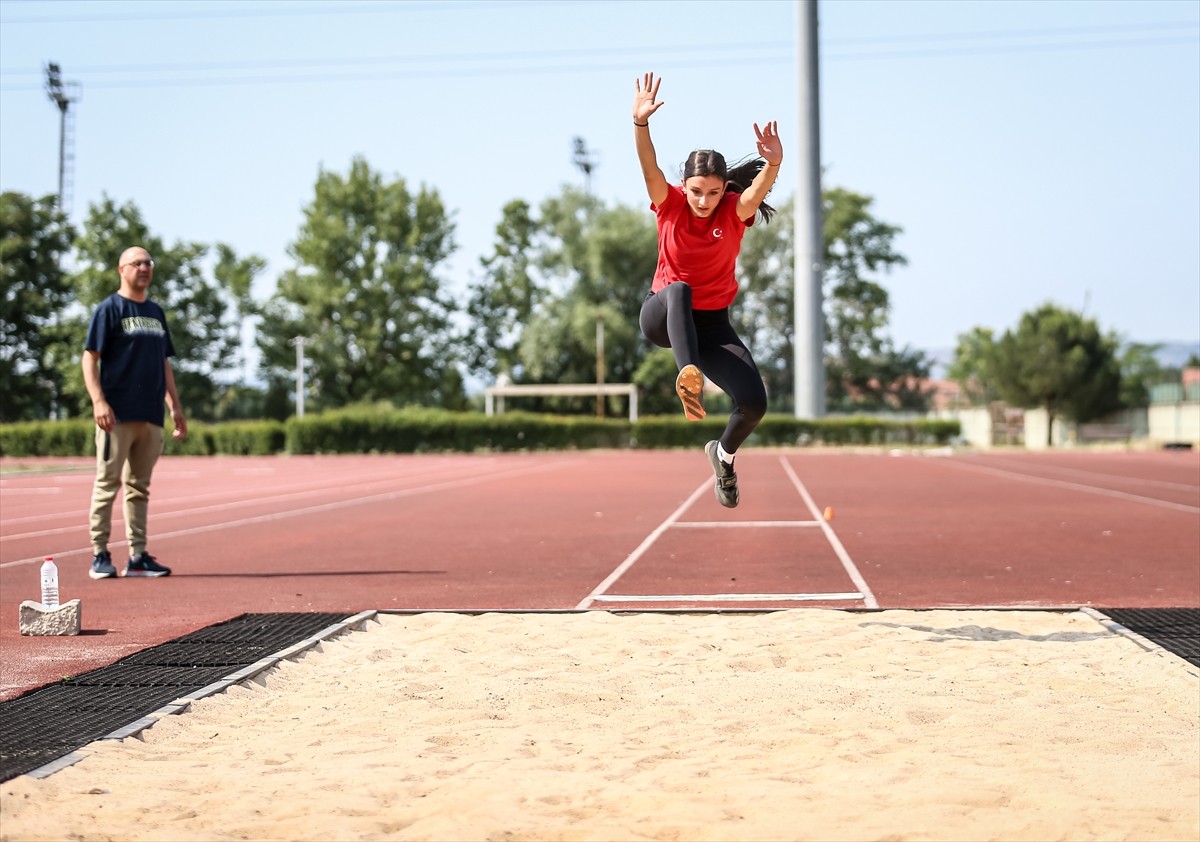 Milli atlet Esmanur Birdel, Kuzey Makedonya'nın başkenti Üsküp'te gerçekleştirilecek Avrupa...
