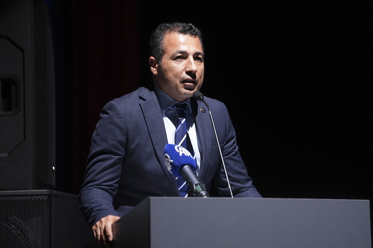 Milli cimnastikçiler Adem Asil (sağda) İbrahim Çolak (solda) ve Ahmet Önder (ortada), bu yılki...