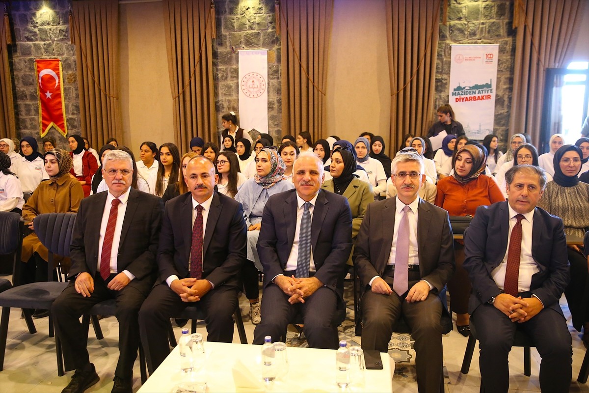 Milli Eğitim Bakan Yardımcısı Nazif Yılmaz (sağ 2), "Türkiye Yüzyılı'nda Maziden Atiye Diyarbakır"...