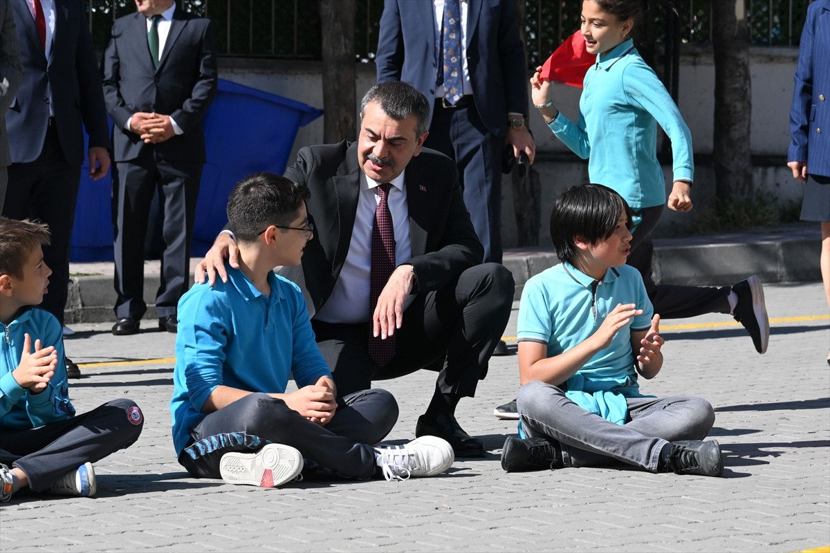 Milli Eğitim Bakanı Yusuf Tekin, Ankara'da Keçiören Şehit Mustafa Ünal Ortaokulu'ndaki "dönem sonu...