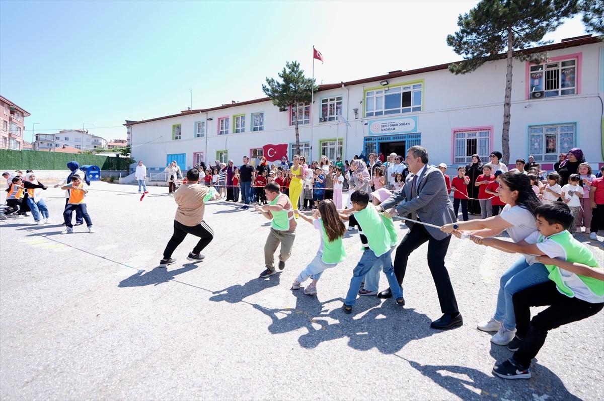 Milli Eğitim Bakanı Yusuf Tekin, Ankara'da Şehit Onur Doğan İlkokulu'ndaki "dönem sonu faaliyet...