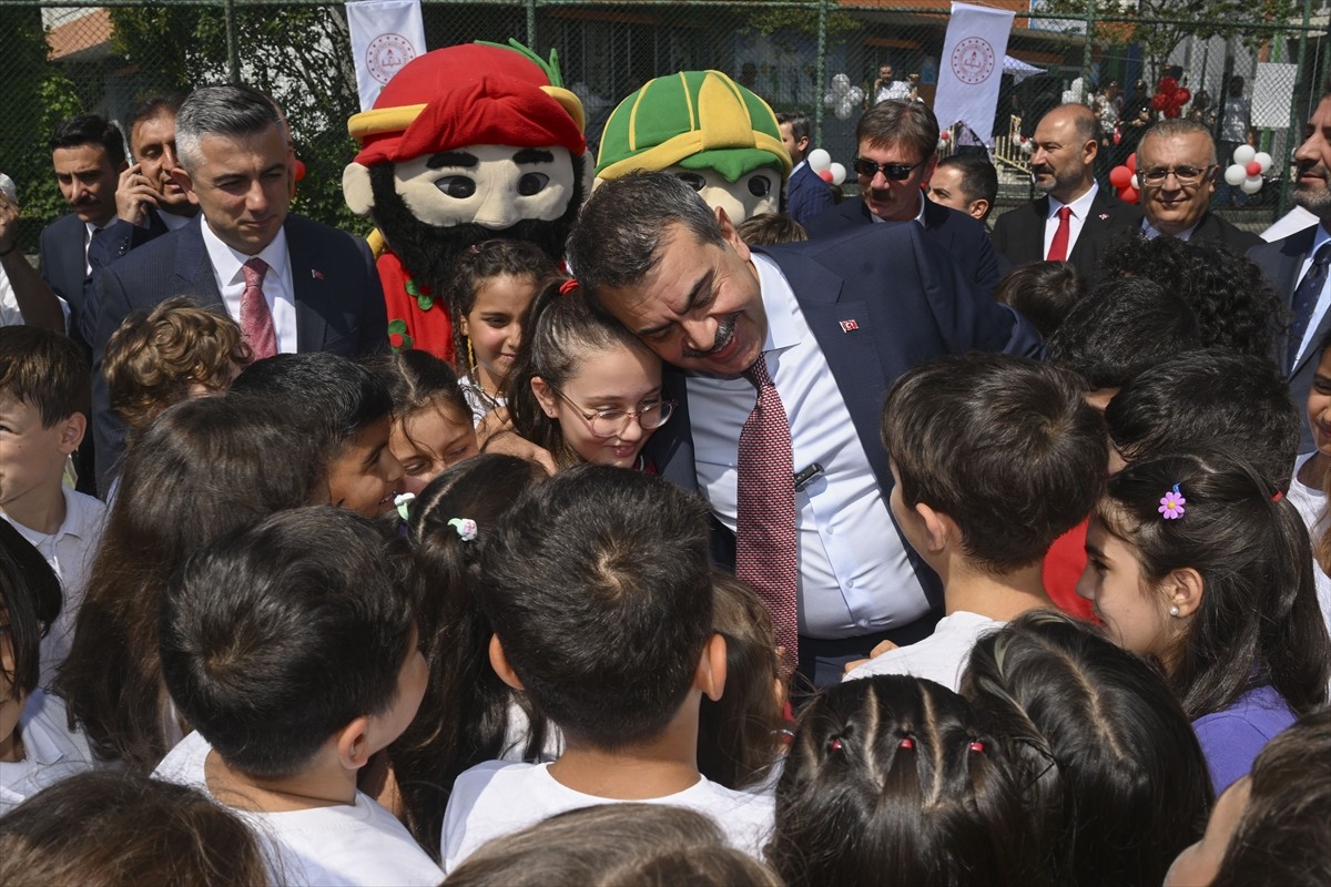 Milli Eğitim Bakanı Yusuf Tekin, Bahçelievler'deki 15 Temmuz Şehitleri İlkokulu'nda öğrencilere...