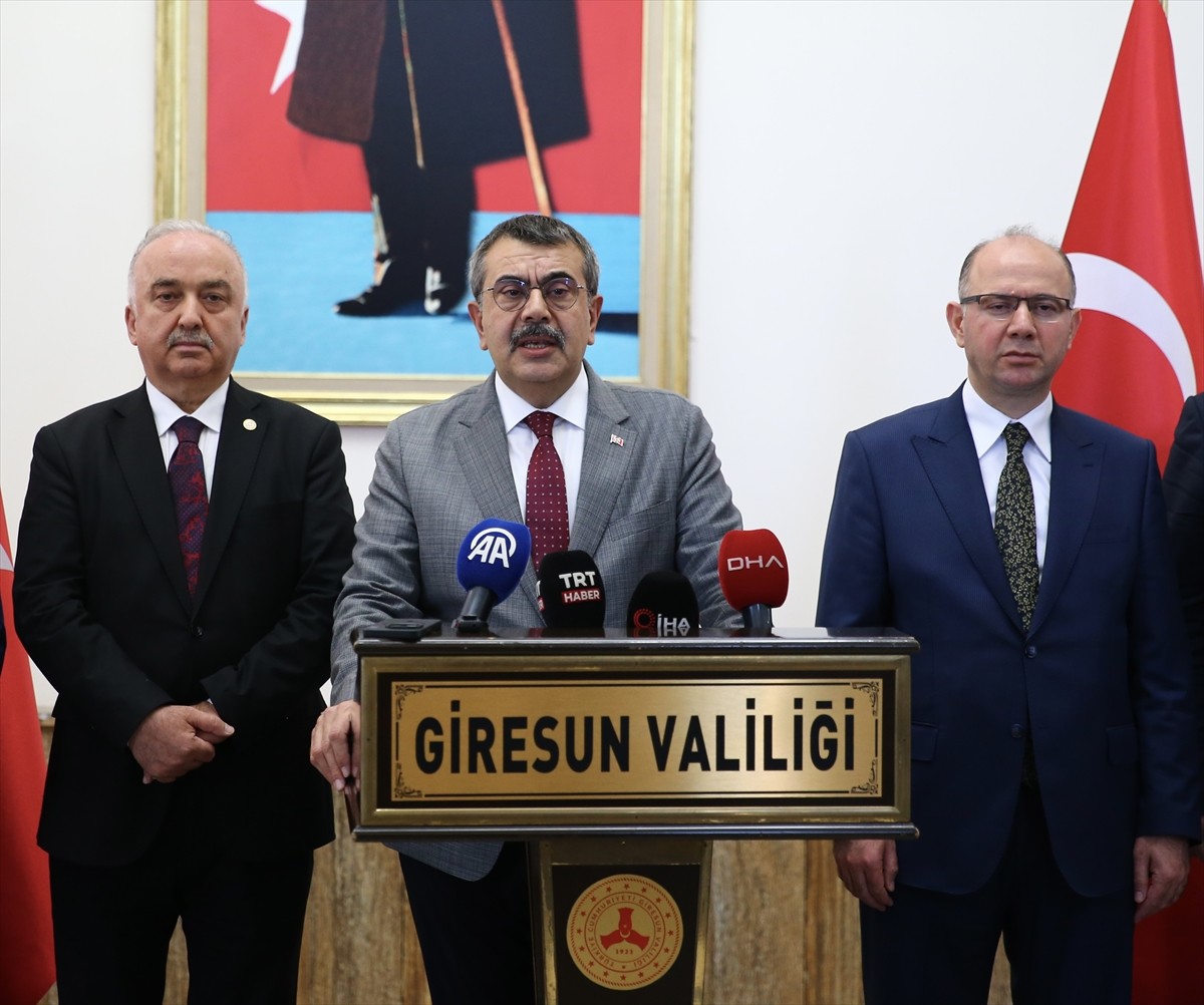 Milli Eğitim Bakanı Yusuf Tekin (ortada), Valilik Salonu'nda düzenlenen İl Eğitim Değerlendirme...