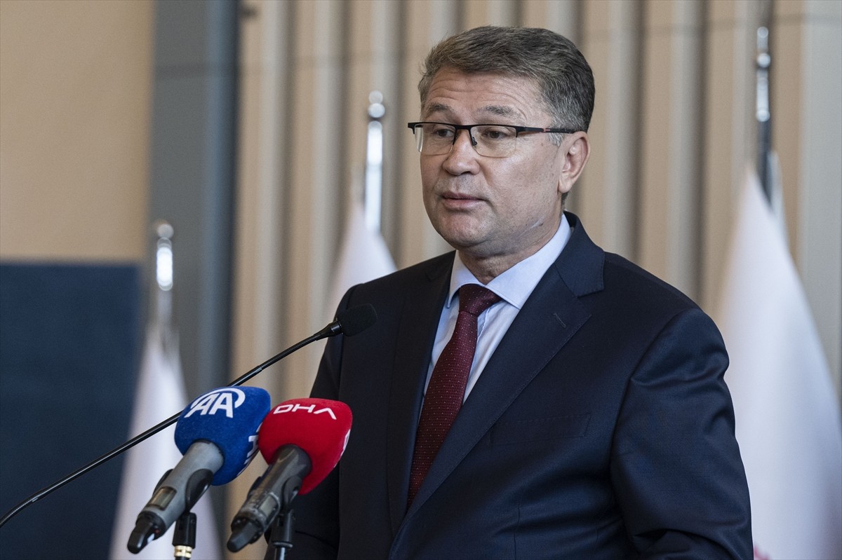 Milli Eğitim Bakanlığı, ÖSYM, Yunus Emre Enstitüsü, Türk Dil Kurumu işbirliğiyle yabancı dil...