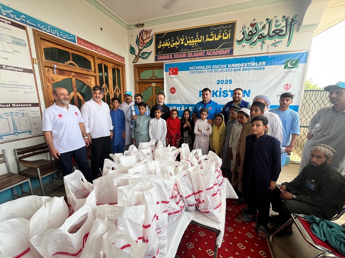 Milli güreşçi Rıza Kayaalp, Türkiye Diyanet Vakfının (TDV) Pakistan'daki kurban dağıtım...