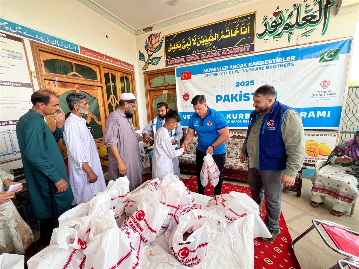 Milli güreşçi Rıza Kayaalp, Türkiye Diyanet Vakfının (TDV) Pakistan'daki kurban dağıtım...