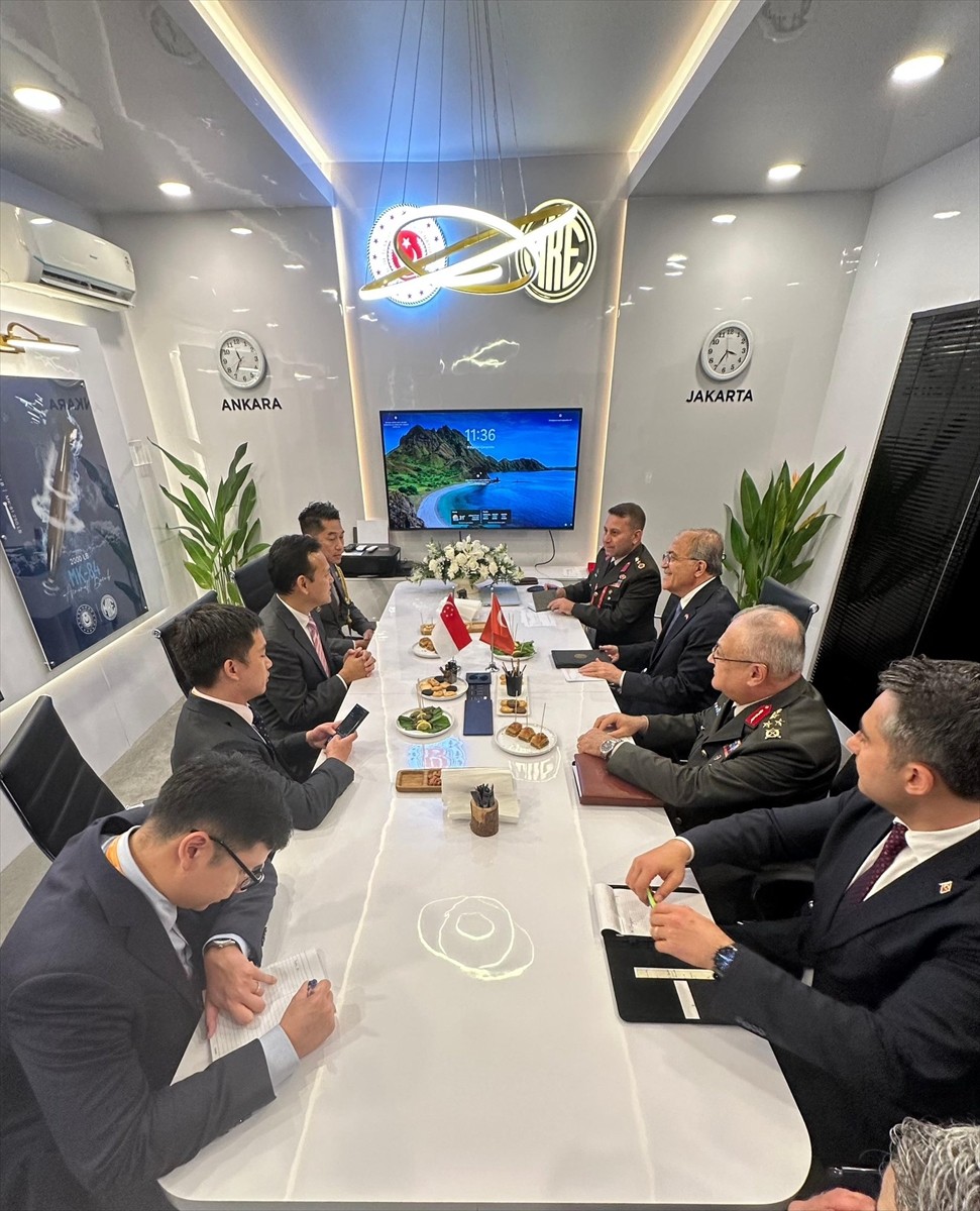 Milli Savunma Bakan Yardımcısı Şuay Alpay (sol 2), Genelkurmay İkinci Başkanı Orgeneral Kemal Yeni...