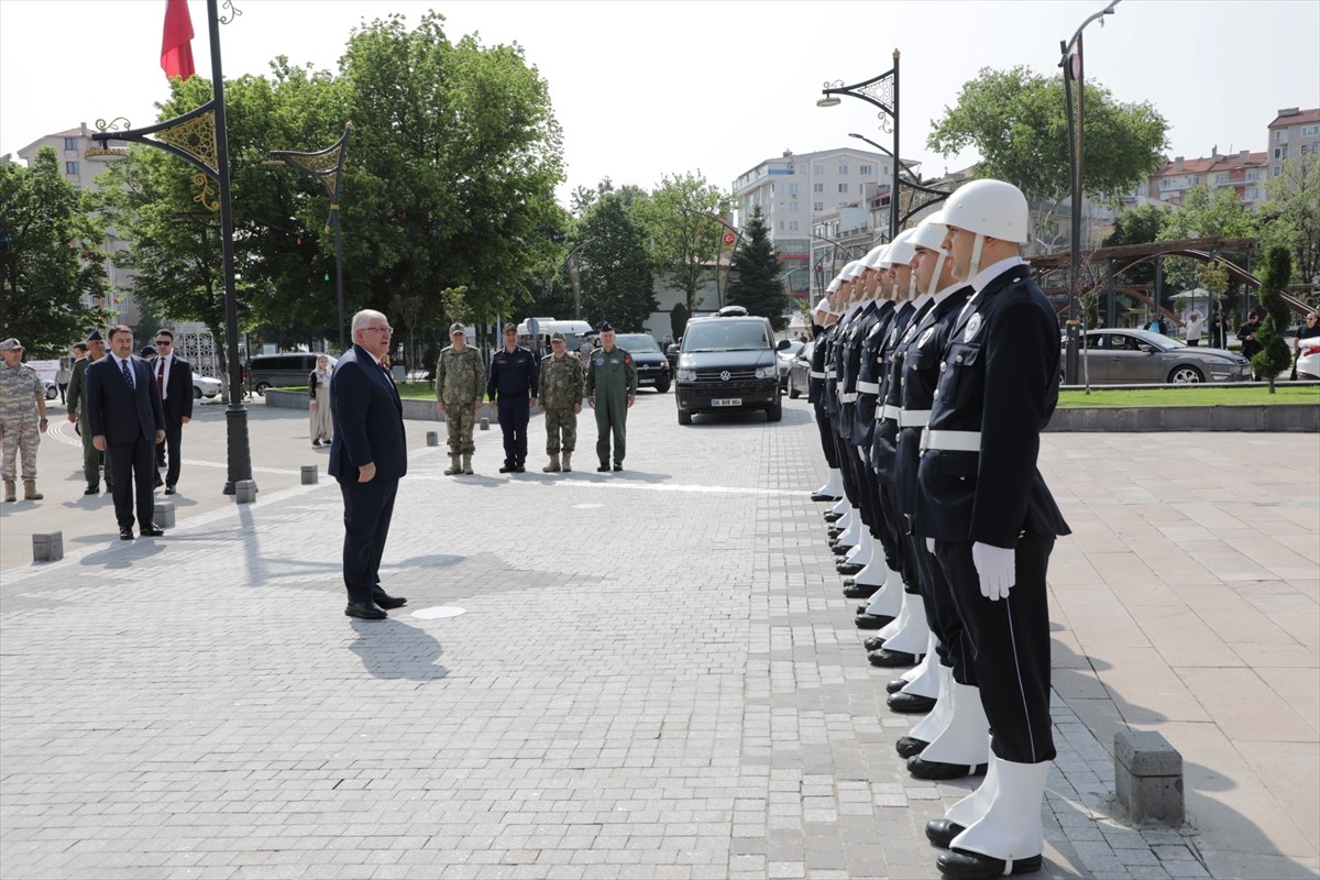 Milli Savunma Bakanı Yaşar Güler, Kütahya Valiliğine ziyarette bulundu. Bakan Güler, çiçeklerle...