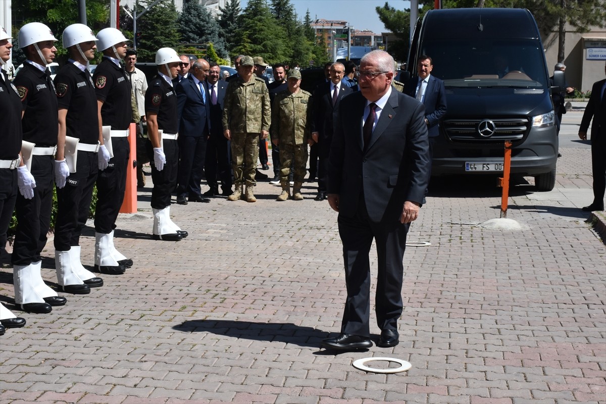 Milli Savunma Bakanı Yaşar Güler (sağda), 2. Ordu Komutanlığında inceleme ve denetlemelerde...