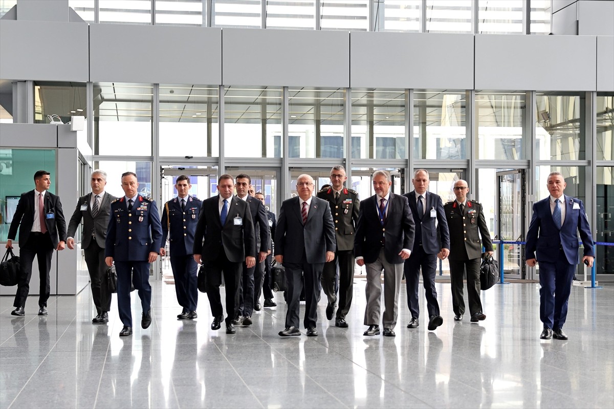 Milli Savunma Bakanı Yaşar Güler, Türkiye'nin, Brüksel'deki NATO Daimi Temsilciliği'ni ziyaret...