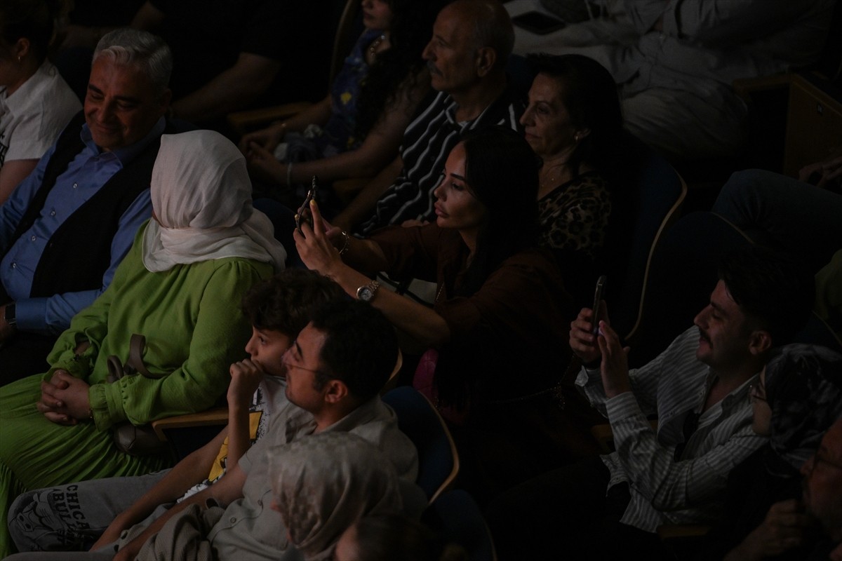 Moritanya asıllı Türk sanatçı Abdullah Kaymak (fotoğrafta), başkentte müzikseverlerle bir araya...