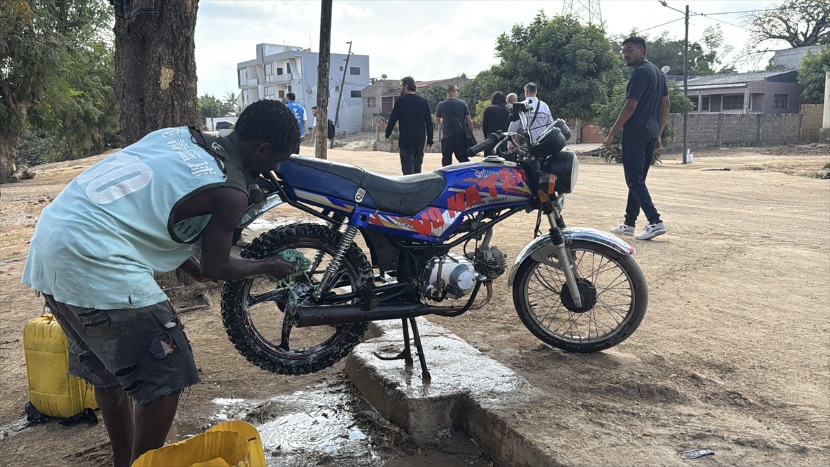 Mozambik'in Tete kentinde Kurban Bayramı hazırlıklarını sürdüren halk, Zambezi Nehri kıyısında...