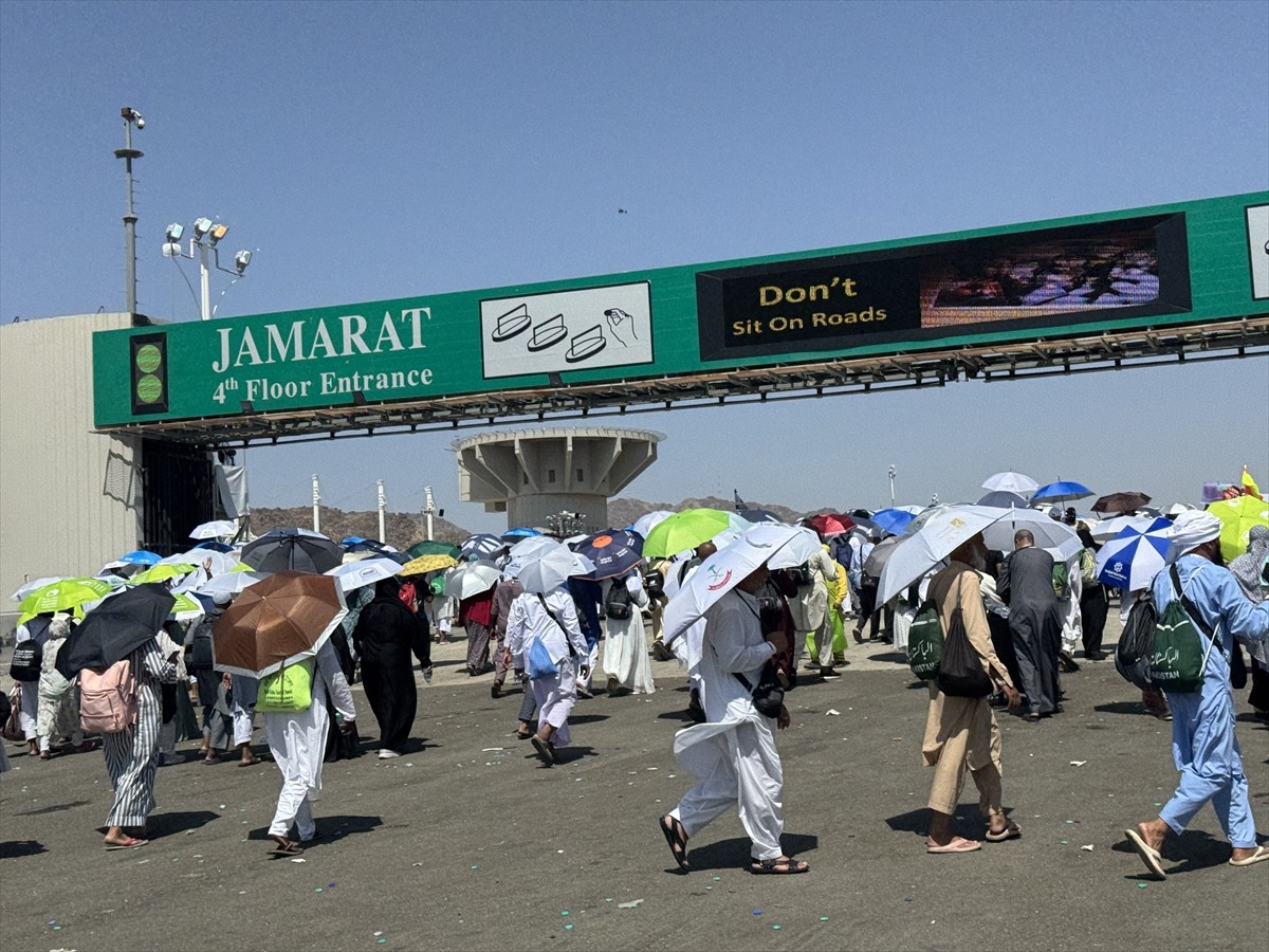 Mübarek topraklarda hac görevini yerine getiren yüz binlerce hacı, Kurban Bayramı'nın üçüncü...