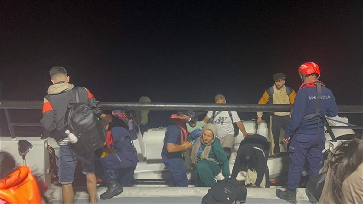 Muğla'nın Bodrum ilçesi açıklarında 26 düzensiz göçmen yakalandı. Göçmen kaçakçısı oldukları...