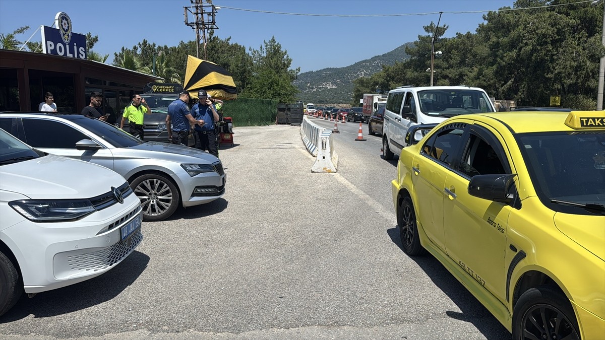 Muğla'nın Bodrum ilçesinde, durdurulan takside 5 düzensiz göçmen yakalandı.