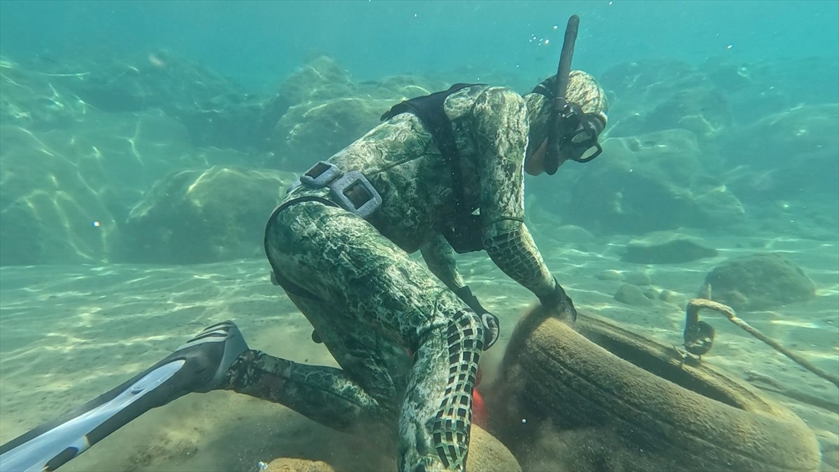 Muğla'nın Bodrum ilçesinde düzenlenen etkinlikte dalgıçlar, deniz dibinden 241 kilogram atık...