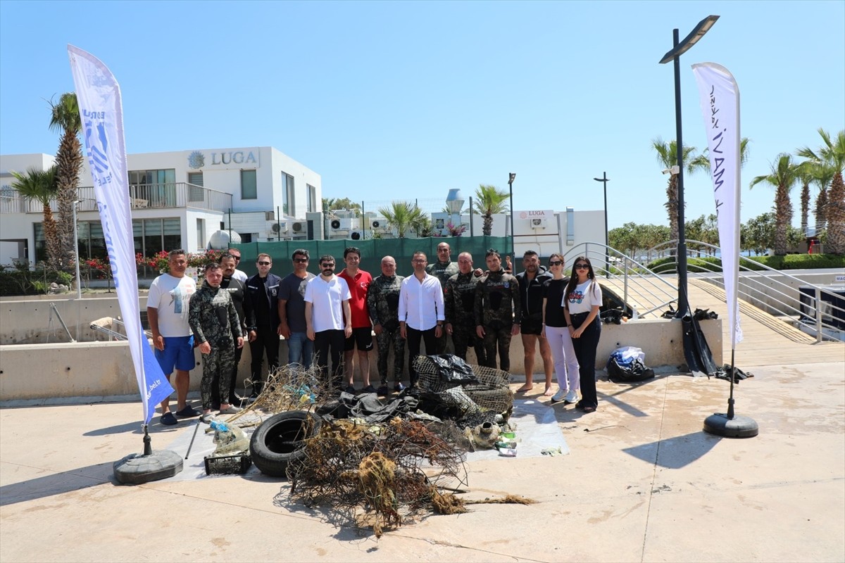 Muğla'nın Bodrum ilçesinde düzenlenen etkinlikte dalgıçlar, deniz dibinden 241 kilogram atık...