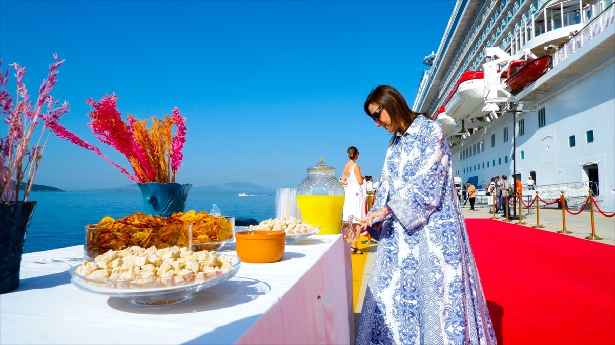 Muğla'nın Bodrum ilçesine ilk kez gelen AROYA Cruises'de bulunan yolcular, bando ve halk oyunları...