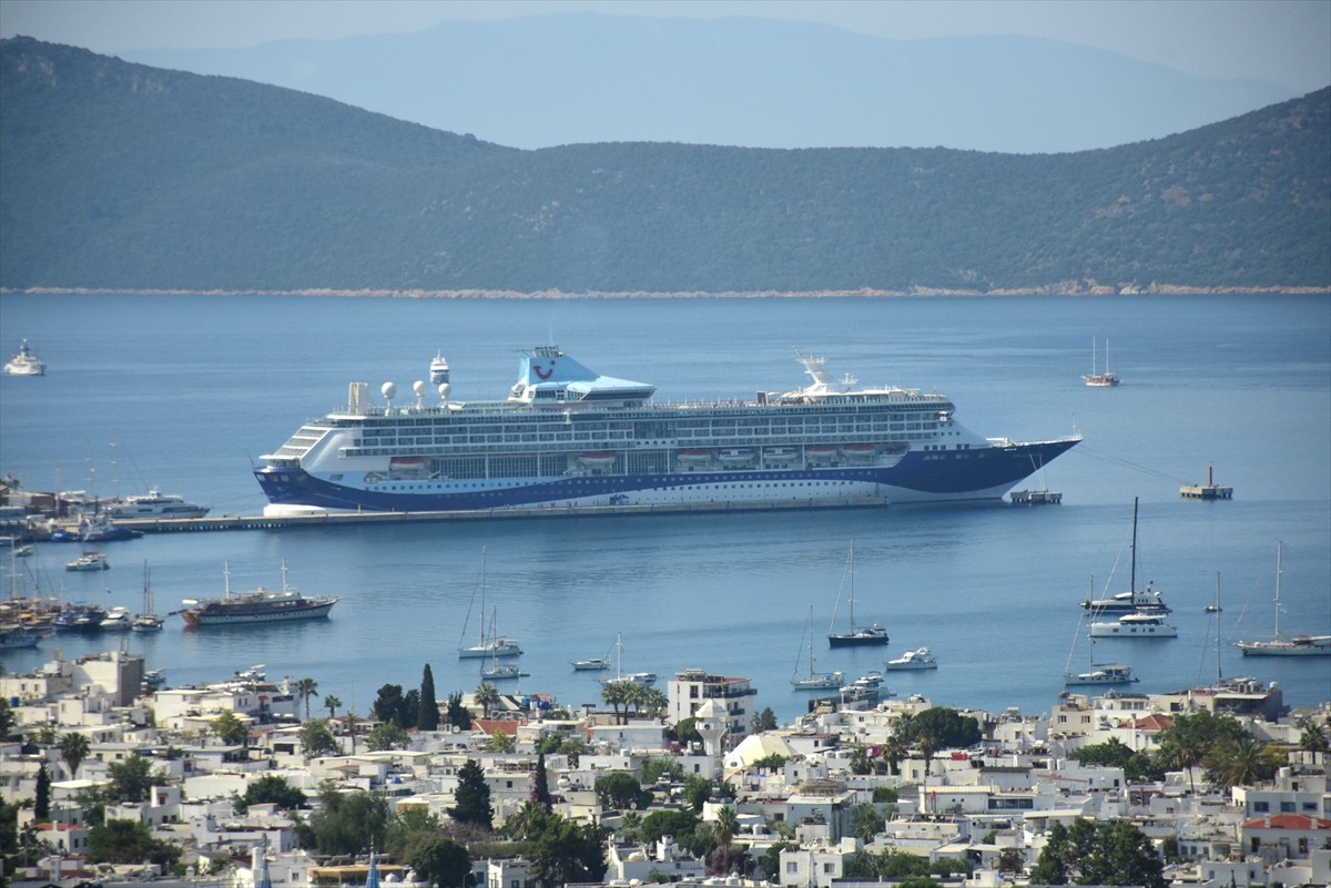 Muğla'nın Bodrum ilçesine, "Marella Discovery 2" kruvaziyeri 1708 yolcu getirdi. Bahamalar...