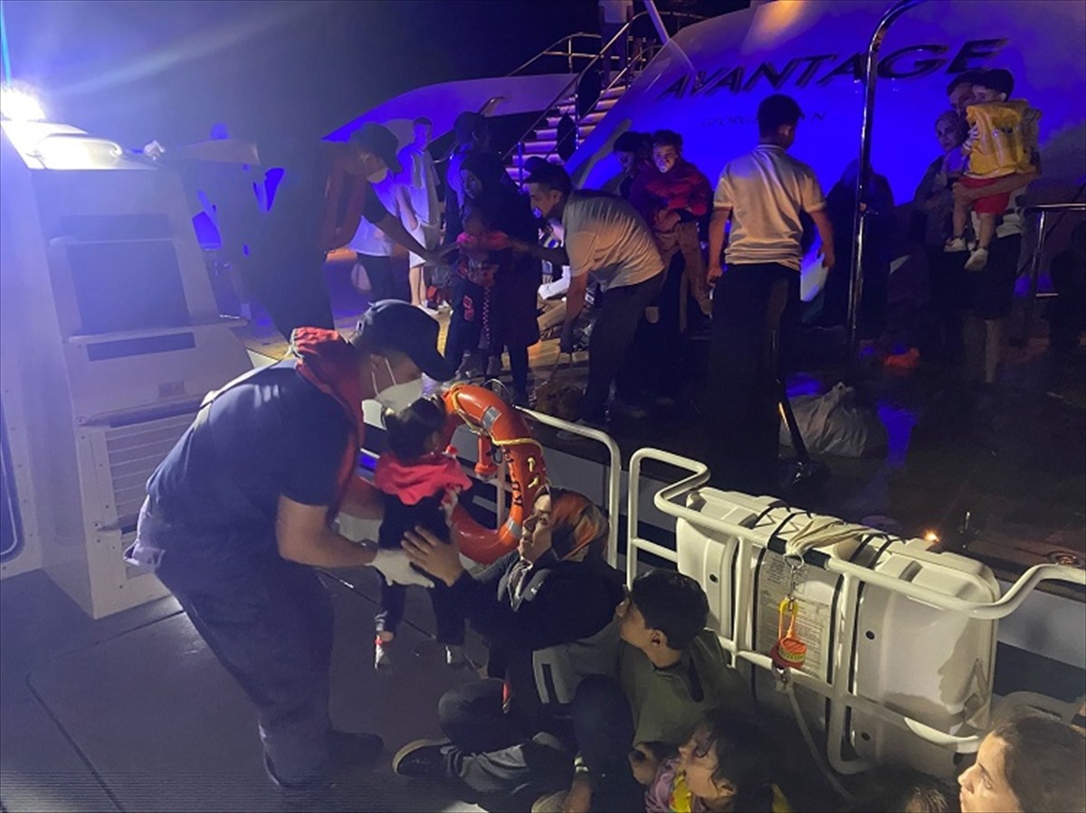 Muğla'nın Fethiye ilçesi açıklarında sürüklenen lastik bottaki 31 düzensiz göçmen...