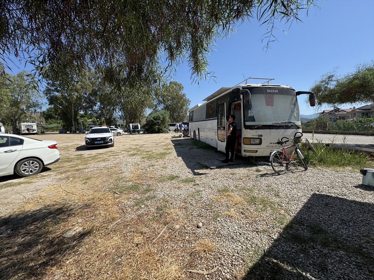 Muğla'nın Fethiye ilçesinde bir kişi ev olarak kullandığı otobüste ölü bulundu.  