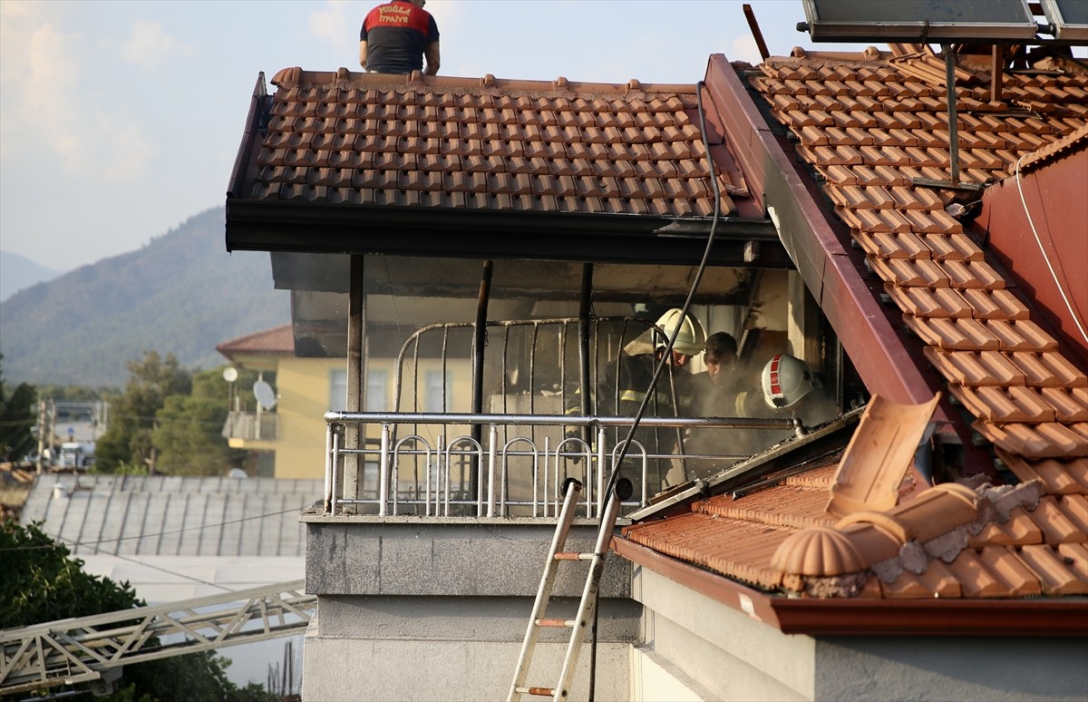 Muğla'nın Fethiye ilçesinde iki katlı evin çatı katında çıkan yangın hasara neden oldu. Bölgeye...