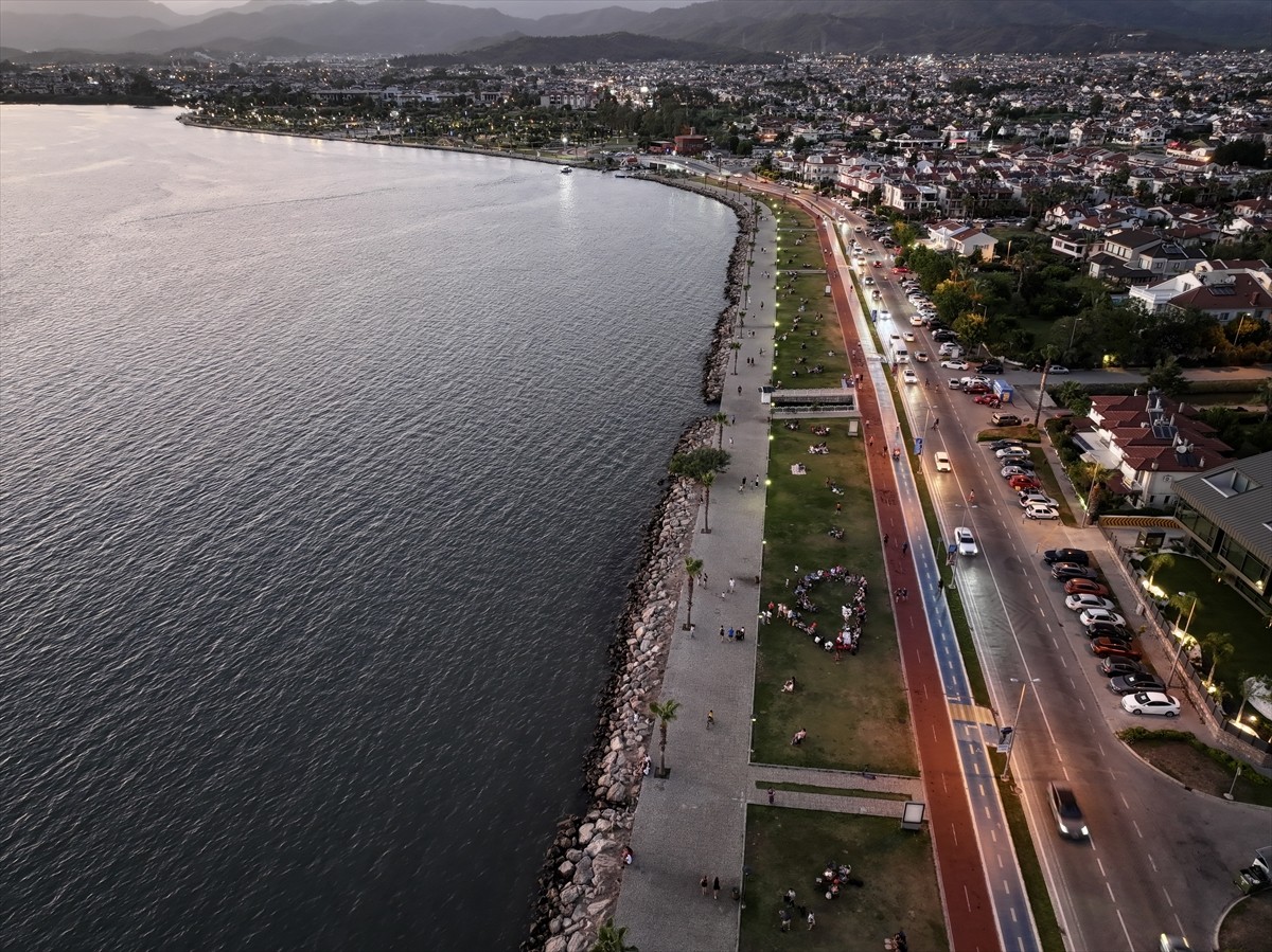 Muğla'nın Fethiye ilçesinde sıcak hava ve nemden bunalanlar, sahilde yoğunluk oluşturdu.