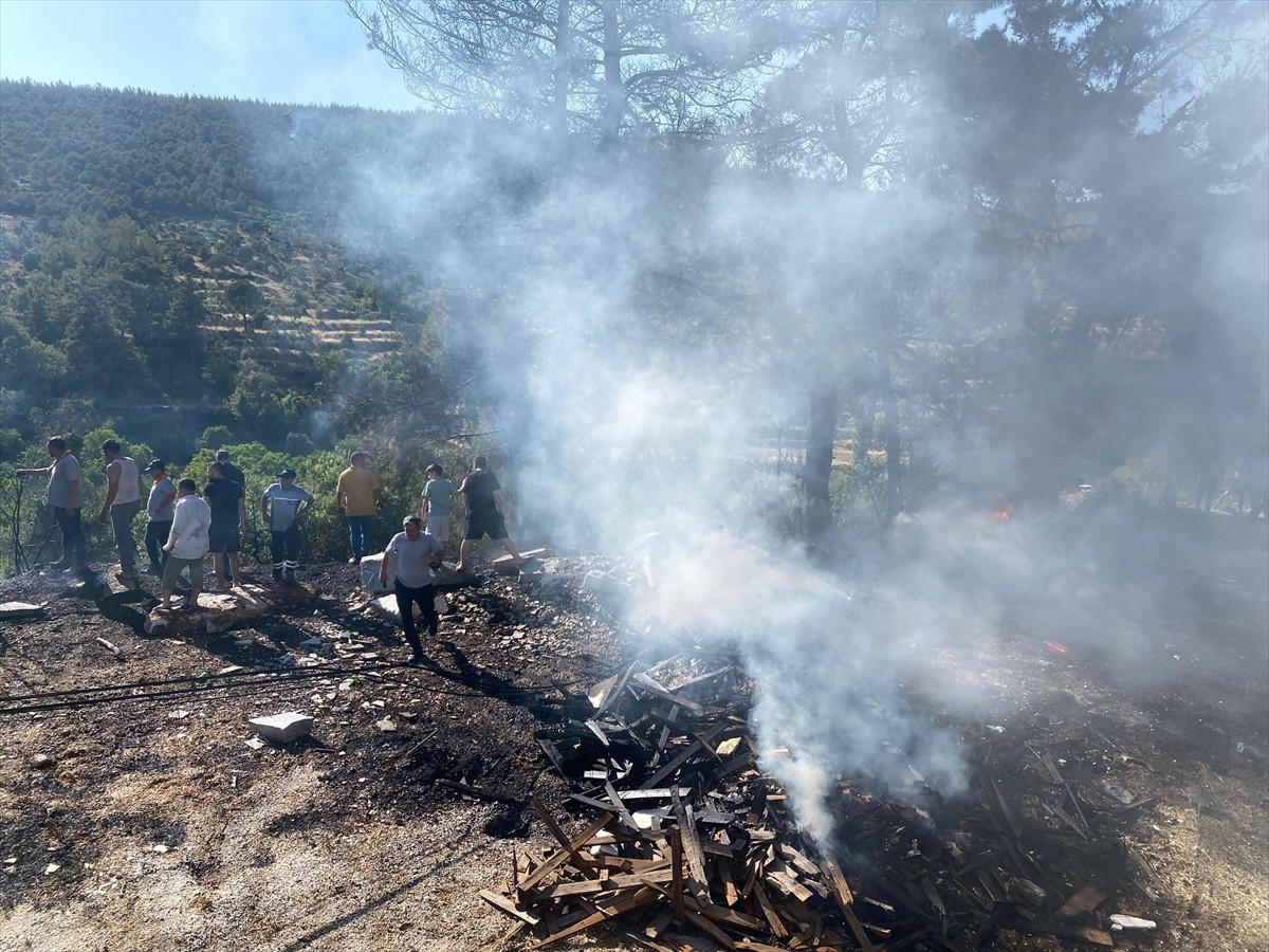 Muğla'nın Kavaklıdere ilçesinde çıkan orman yangını, havadan ve karadan müdahaleyle kontrol altına...