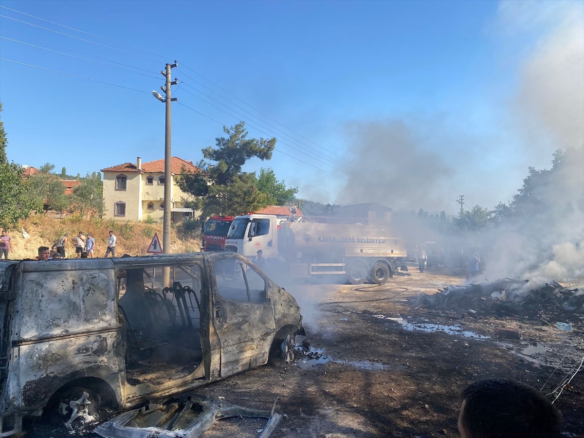 Muğla'nın Kavaklıdere ilçesinde çıkan orman yangını, havadan ve karadan müdahaleyle kontrol altına...