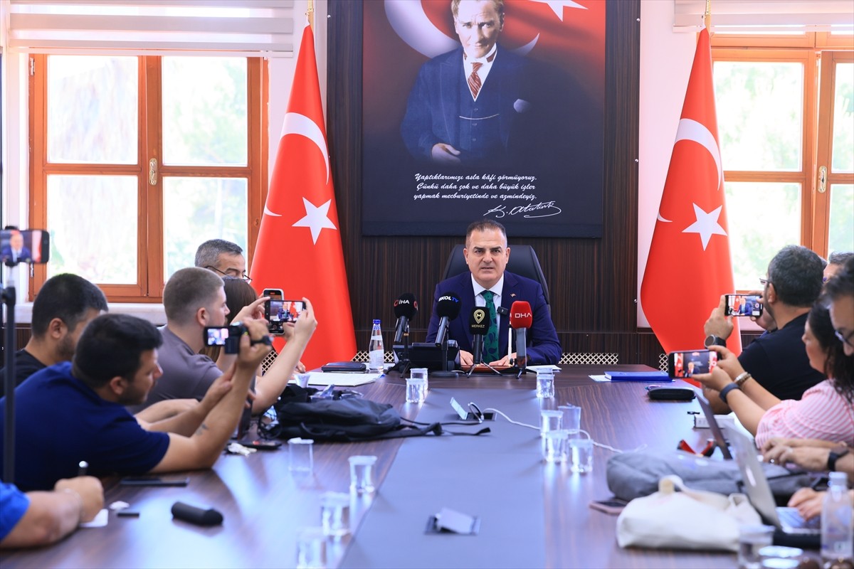 Muğla Valisi İdris Akbıyık,  Valilik 75. Yıl Toplantı Salonu'nda düzenlediği basın toplantısında...